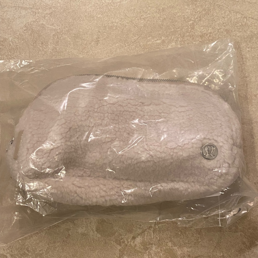 Lululemon Fleece Belt Bag - natural ivory & trench